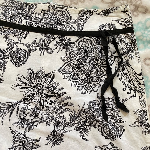 ❌ SOLD ❌ Patterned skirt! - Picture 2 of 7